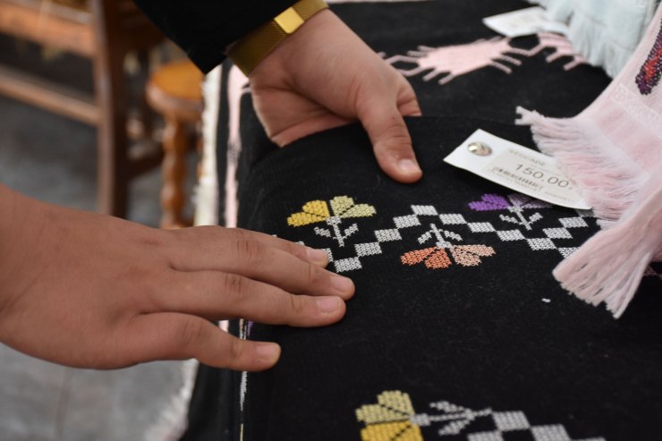 Kadınların el emeği ürünleri, Hanımeli Çarşısı'nda değer buluyor