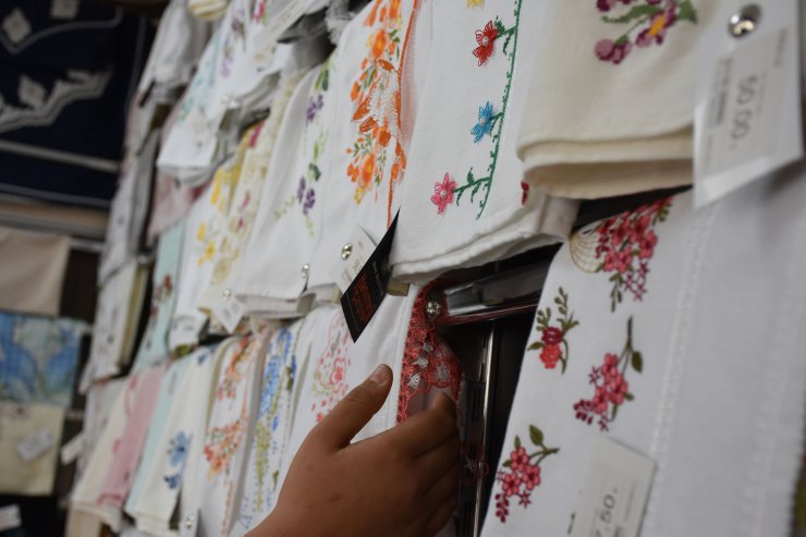 Kadınların el emeği ürünleri, Hanımeli Çarşısı'nda değer buluyor