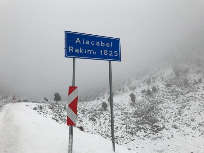 Antalya-Konya karayolunda kar kalınlığı 30 santimetreye ulaştı