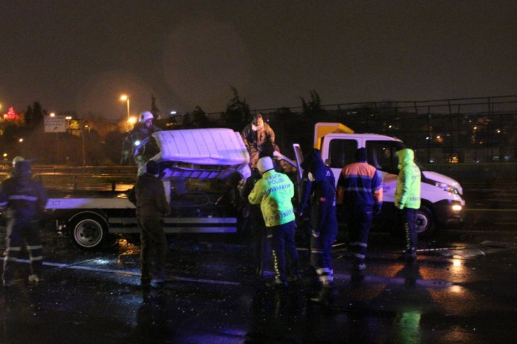 Haliç Köprüsü'nde çekici, yol bakım araçlarına çarptı: 2 ölü