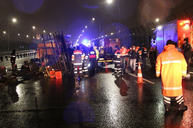 Haliç Köprüsü'nde çekici, yol bakım araçlarına çarptı: 2 ölü