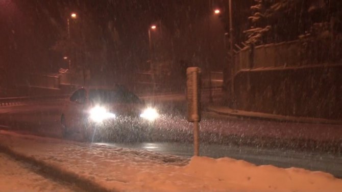 İstanbul’da yoğun kar yağışı devam ederken sürücüler güçlükle ilerleyebildi