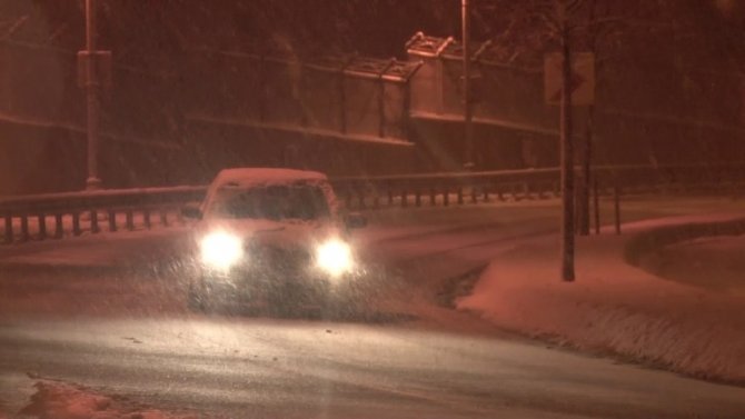 İstanbul’da yoğun kar yağışı devam ederken sürücüler güçlükle ilerleyebildi