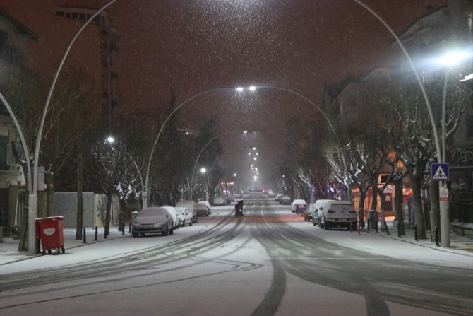 Kar yağışı şehri beyaza bürüdü