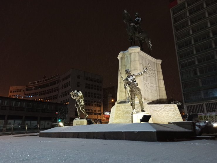 Başkent'te gece boyu yoğun kar yağışı yaşandı