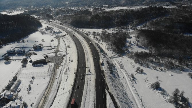 Bolu Dağı’nda kar yağışının durmasıyla trafik akıcı hale geldi