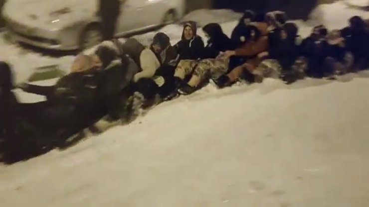 Bursalı kadınlar, karda naylon poşetle kayarak, eğlendi