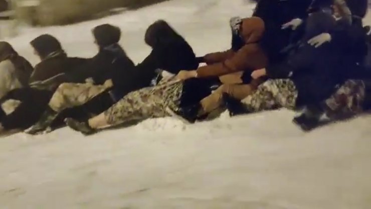 Bursalı kadınlar, karda naylon poşetle kayarak, eğlendi