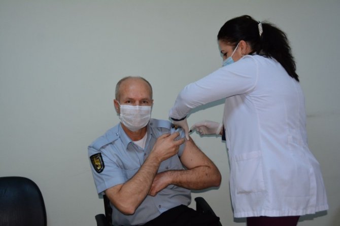 DÜ personellerine aşı uygulaması başlattı