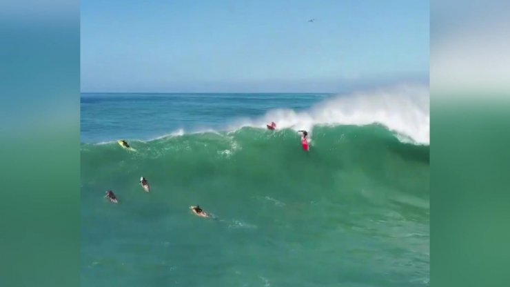 Havai'de sörfçüler dev dalgalara meydan okudu