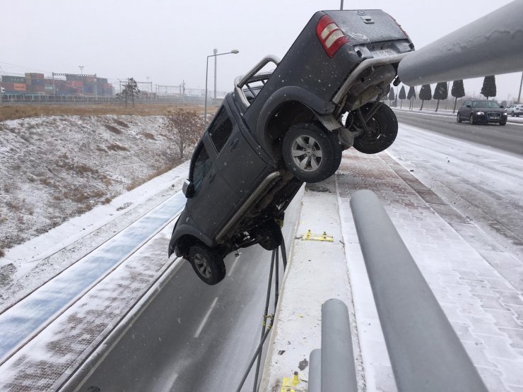Konya'da kar nedeniyle kayan kamyonet, köprüde asılı kaldı!