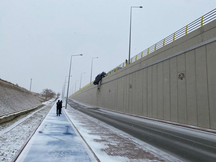 Konya'da kar nedeniyle kayan kamyonet, köprüde asılı kaldı!