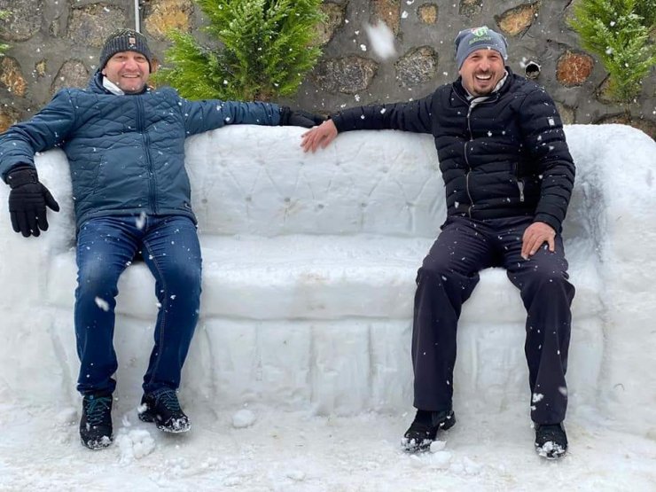 Mobilyası ile ünlü İnegöl'de kardan koltuk yaptı
