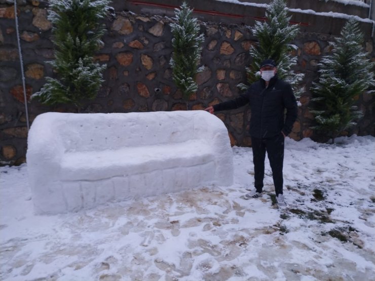 Mobilyası ile ünlü İnegöl'de kardan koltuk yaptı