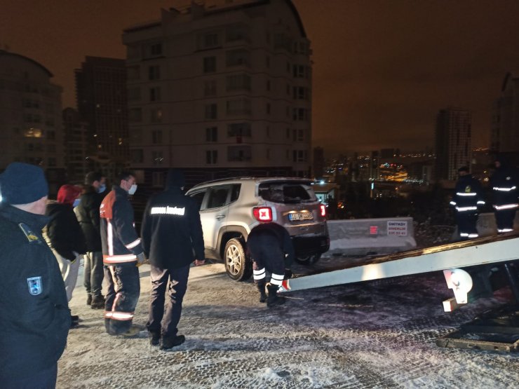 Otomobil, 30 metre yükseklikte asılı kaldı; içindeki 2 kadın kurtarıldı