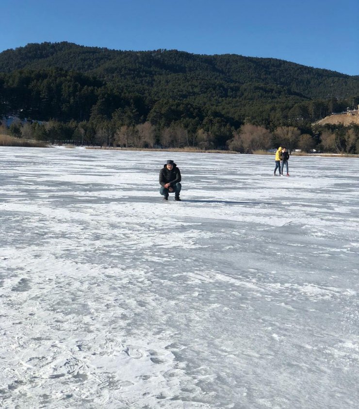 Simav'da soğuk hava gölü dondurdu