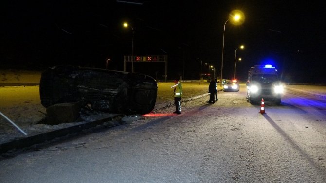 Sinop’ta aydınlatma direğine çarpan otomobil yan yattı: 3 yaralı