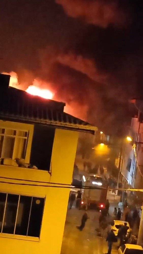 2 katlı evde çıkan yangın yan binalara sıçramadan söndürüldü