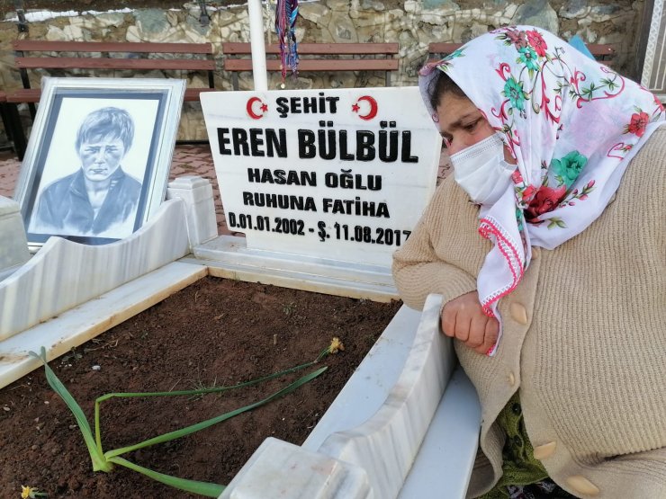 Bakan Kasapoğlu, Eren Bülbül ile Özkan Sümer'in kabirlerini ziyaret etti