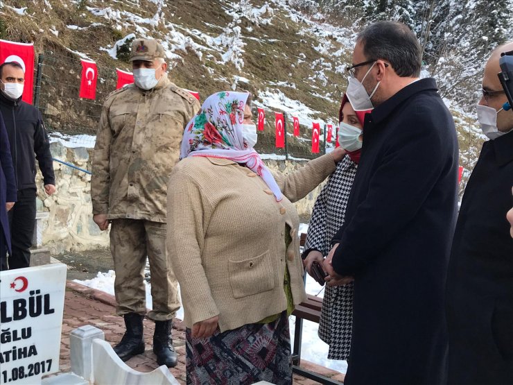 Bakan Kasapoğlu, Eren Bülbül ile Özkan Sümer'in kabirlerini ziyaret etti