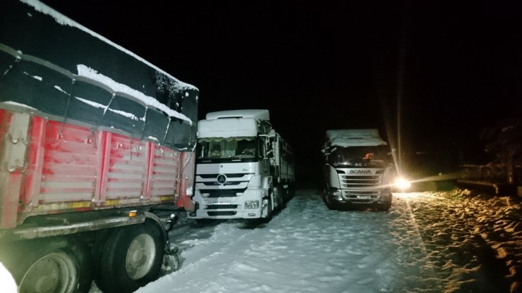 Bingöl'de, kardan 3 kentle ulaşımın kesildiği yollar açıldı