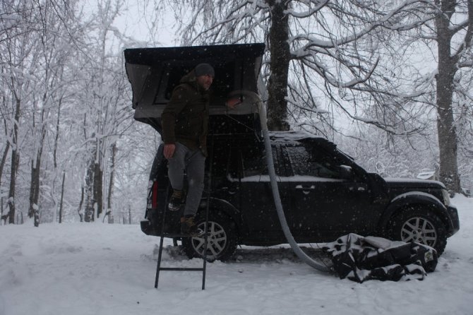 Kar yağışı altında eksi 14 derecede kamp keyfi yaptılar