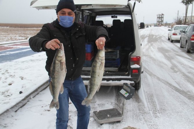 Karda, kışta fırtınada balık avı