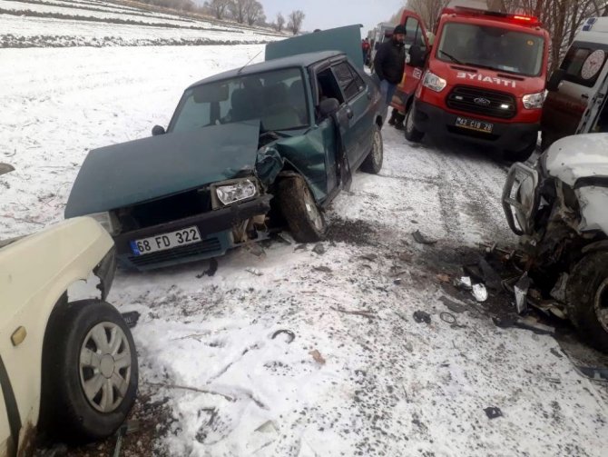 Konya'da karlı yolda 3 araç birbirine girdi! 1 ölü, 4 yaralı