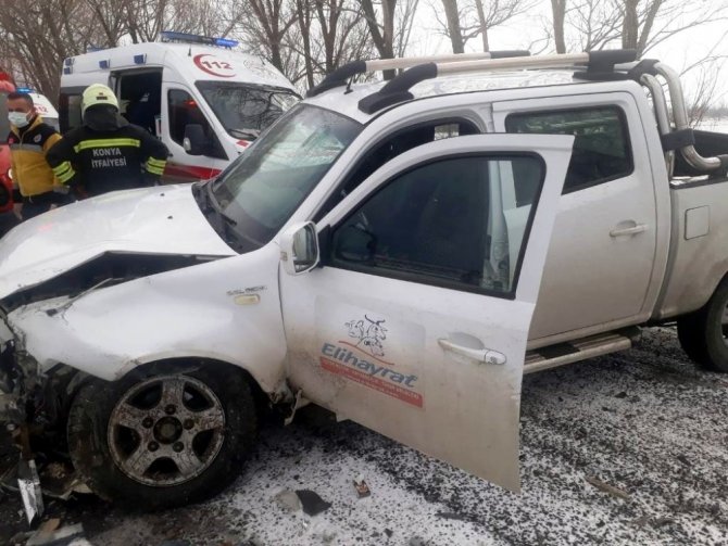 Konya'da karlı yolda 3 araç birbirine girdi! 1 ölü, 4 yaralı