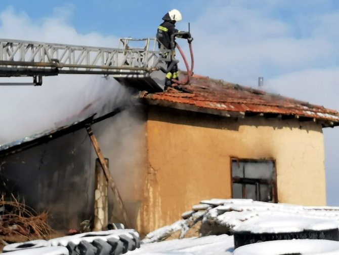 Konya’da yangın, 3 kişi hastanelik oldu