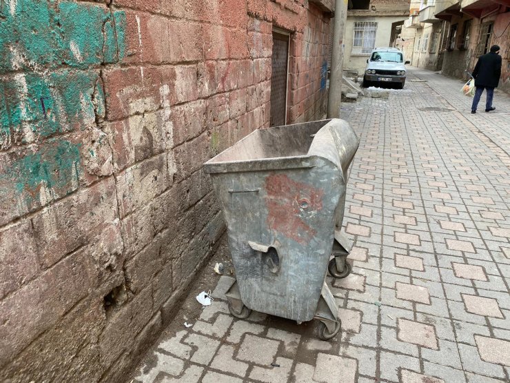 Diyarbakır'da, çöp konteynerinde yeni doğmuş kız bebek ölü bulundu