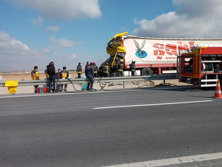 Konya'da iki TIR birbirine girdi! Birinin sürücüsü hayatını kaybetti