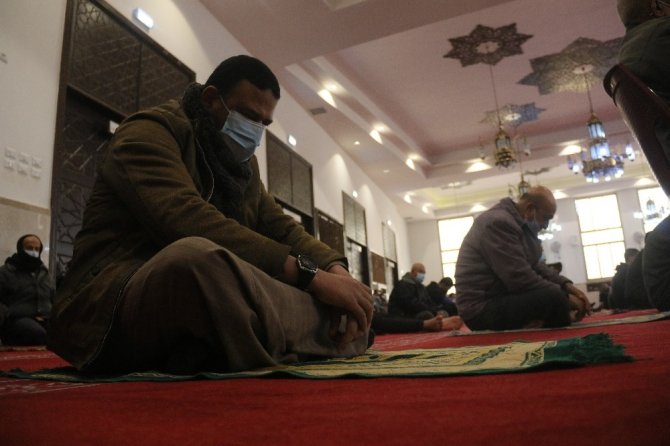 Gazze’de camilerde 49 gün sonra ilk Cuma namazı