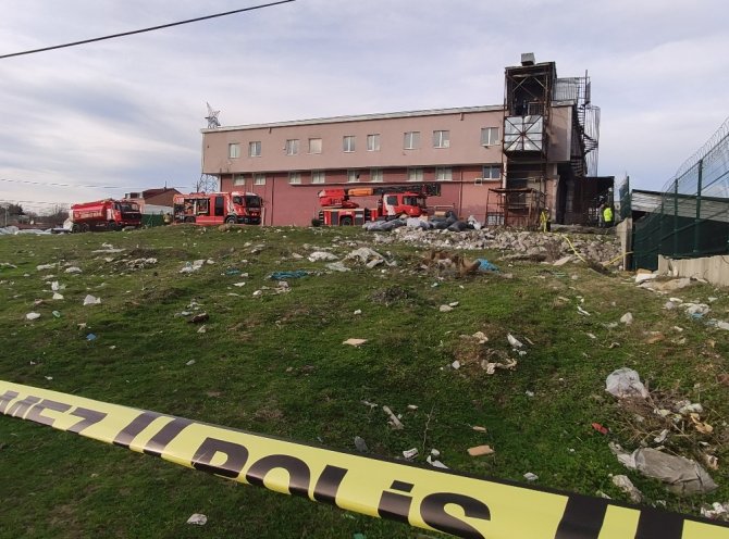 Arnavutköy’deki fabrikada çıkan yangında lüks araçlar küle döndü