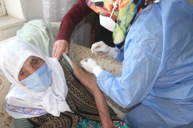 Beyşehir’de 85 yaş üstü kişilere korona virüs aşısı yapılmaya başlandı
