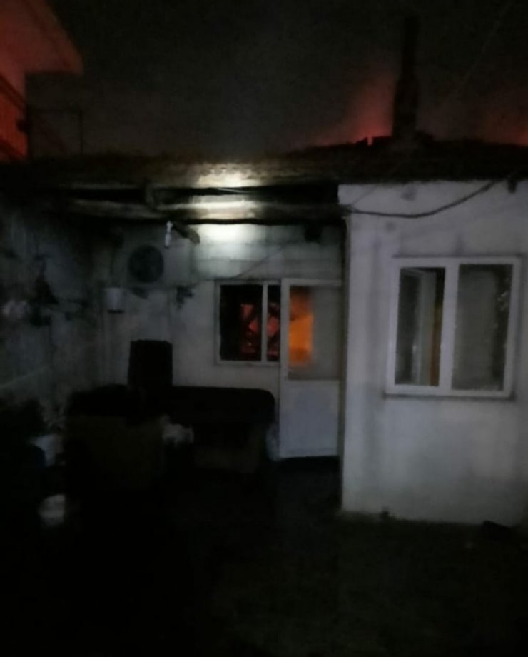 İzmir'de tek katlı ev yanarak kül oldu