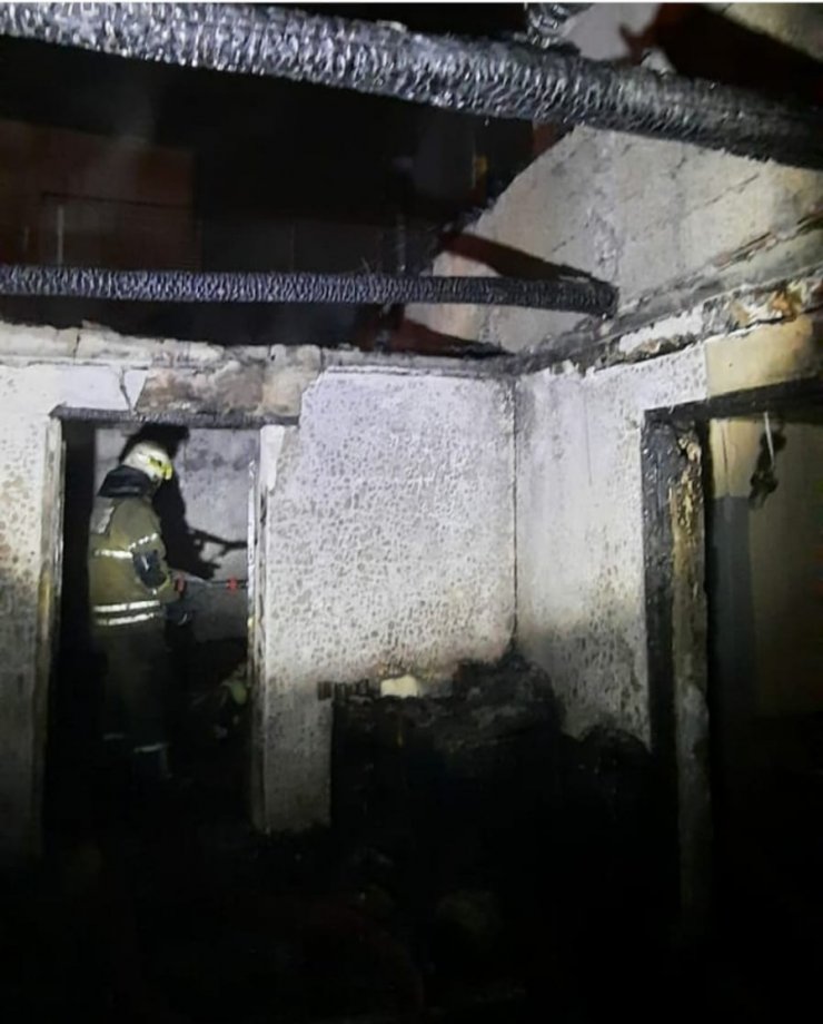 İzmir'de tek katlı ev yanarak kül oldu