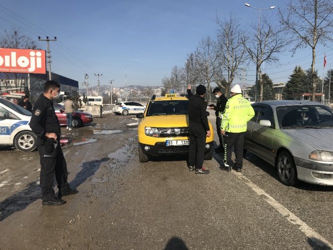 Sokağa çıkma izni olmayan yolcuyu taşırken, polisten kaçan taksi sürücüsü cezadan kaçamadı