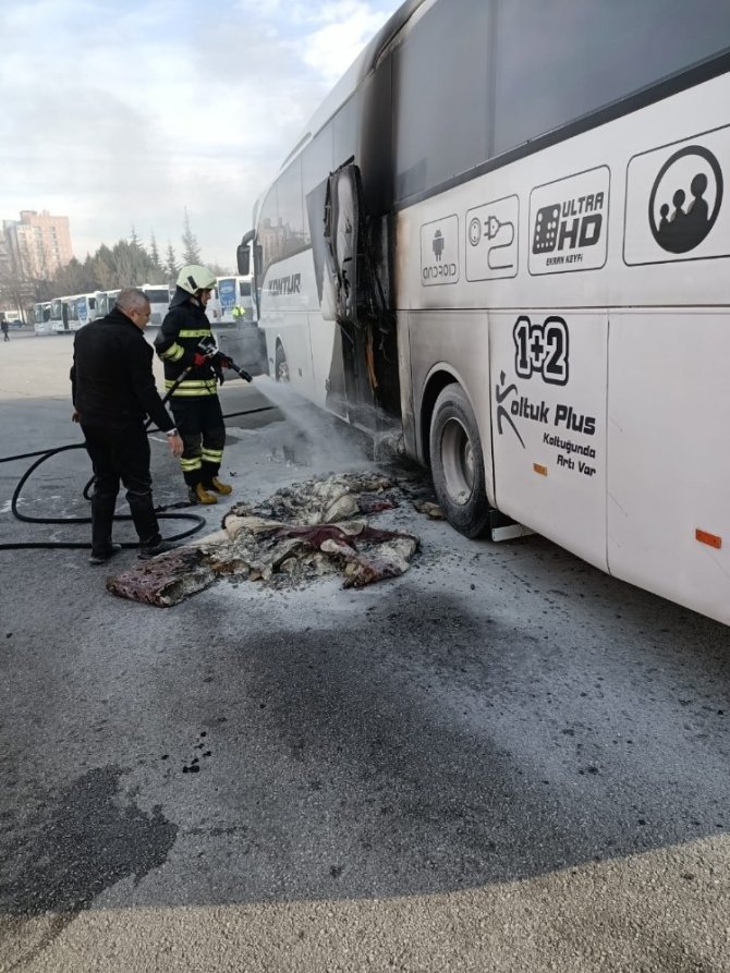 Konya otogarda park halindeki otobüs yandı