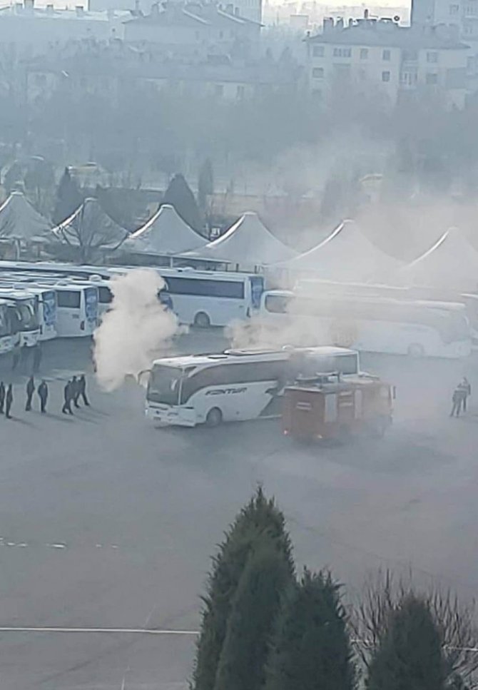 Konya otogarda park halindeki otobüs yandı