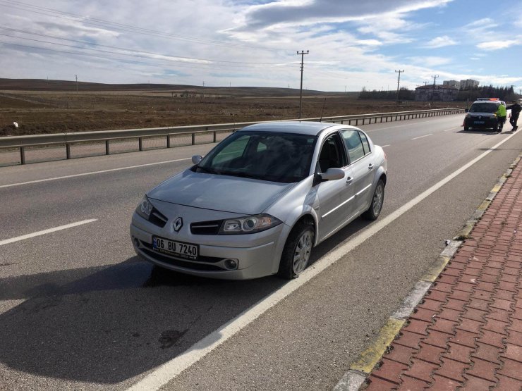 Konya'da sürücü direksiyon başında fenalaşıp hayatını kaybetti, otomobil refüje çarptı