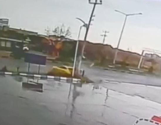 Turgutlu'da otomobil sürücüsünün yaralandığı kaza güvenlik kamerasında