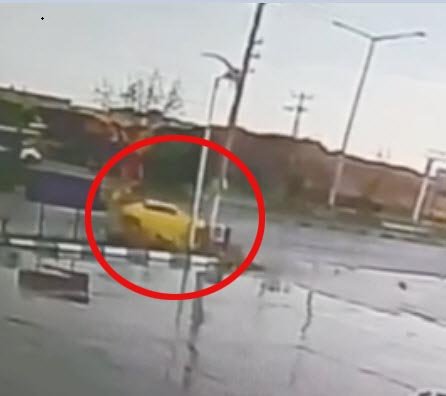 Turgutlu'da otomobil sürücüsünün yaralandığı kaza güvenlik kamerasında