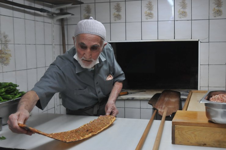 65 yıldır fırının başında etli ekmek pişiriyor