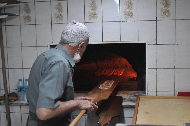 65 yıldır fırının başında etli ekmek pişiriyor