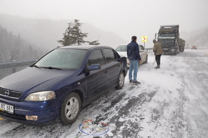 Antalya-Konya karayolunda kar kalınlığı 10 santime ulaştı!