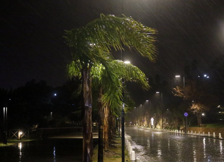 Antalya'da fırtına hayatı olumsuz etkiledi