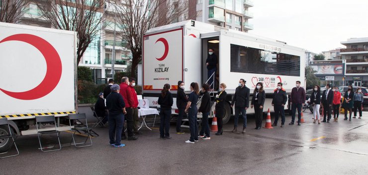 İzmir'de sağlık çalışanlarından kan bağışı kampanyası