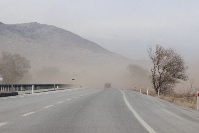 Karaman’da toz fırtınası tırın konteynerini uçurdu!