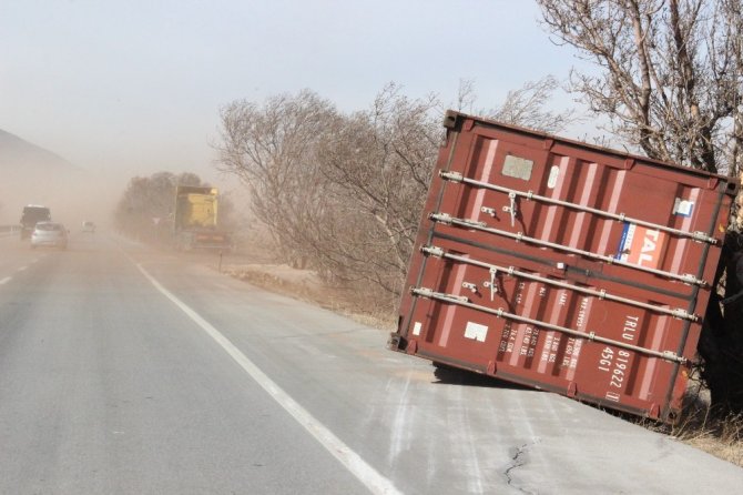 Karaman’da toz fırtınası tırın konteynerini uçurdu!